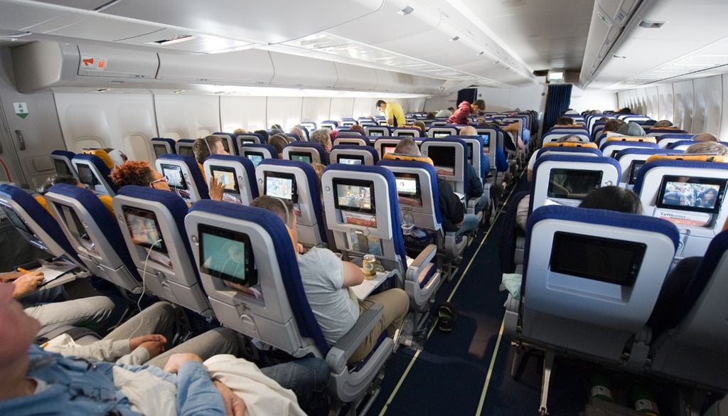 La Modalità Aereo, molto probabilmente, continuerà a condizionarci ancora per molto, non più come sistema di sicurezza contro le interferenze, ma come prezioso alleato del personale di bordo per favorire una convivenza civile ad alta quota, in tempi di caos digitale e di intolleranza crescente, in spazi ristretti.
