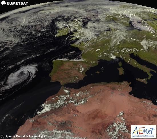 La Muerte Digna De Un Ciclón Tropical Frente A Las Costas Atlánticas Peninsulares: Gordon 2012 Imagen visible de los restos de Gordon frente a la Península para el 21 de agosto de 2012 a las 17 UTC, formado por vórtice de niveles bajos, nubosidad baja y con un centro bien definido cuasiestacionario. Fuente: AEMET.
