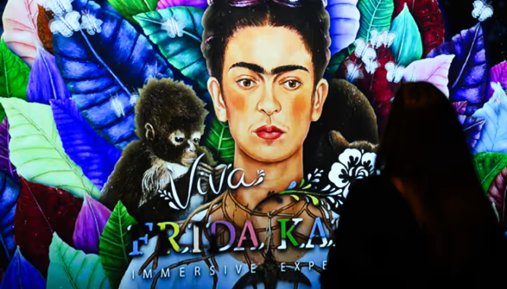 Experiencia inmersiva de Frida Kahlo en Santiago. La experiencia inmersiva de Frida Kahlo se presentará en el Club de la Unión. Crédito: Fever.