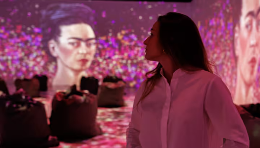 Muestra inmersiva de Frida Kahlo en el Club de la Unión. La muestra invita a sumergirse en la vida y obra de la artista mexicana. Crédito: Fever.