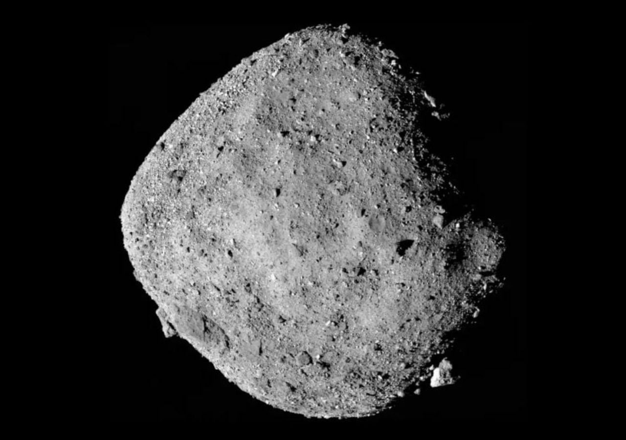 Mosaikbild des Asteroiden Bennu, erstellt aus Bildern des Asteroiden, die von der Raumsonde OSIRIS-REx der NASA aufgenommen wurden. Bildquelle: NASA/Goddard/University of Arizona