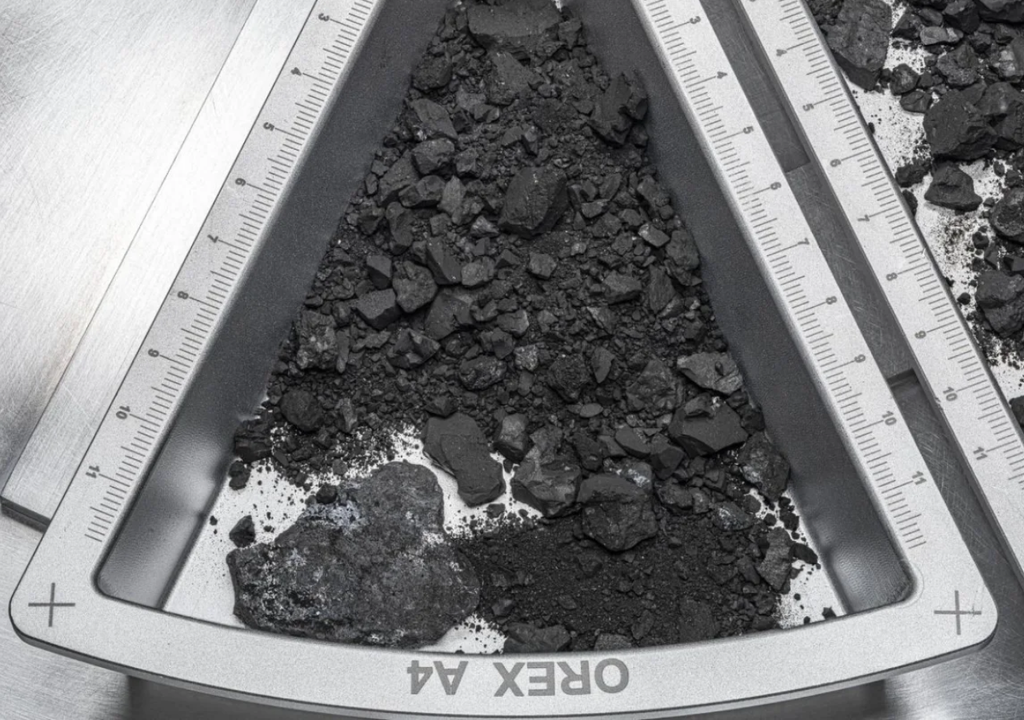 Fragmentos rocosos y polvo del asteroide Bennu .