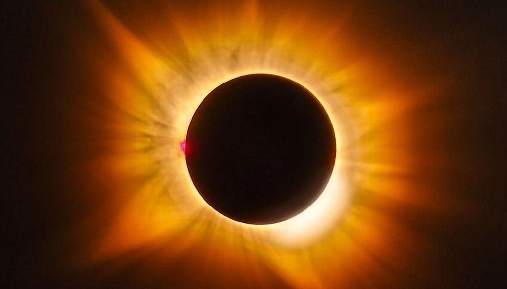 La NASA choisit une photo de l’éclipse solaire prise à Zamora pour l’étonnante couleur dorée de la couronne pendant la totalité. Image : RUI SANTOS / NASA La NASA choisit une photo de l’éclipse solaire prise à Zamora pour l’étonnante couleur dorée de la couronne pendant la totalité. Image : RUI SANTOS / NASA