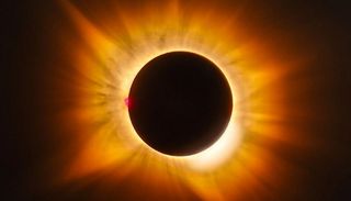 La NASA elige dos fotos del eclipse solar en Espa&ntilde;a por el ins&oacute;lito color dorado que mostr&oacute; la corona en su totalidad