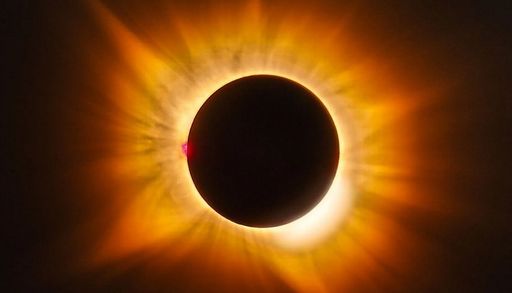 La NASA elige dos fotos del eclipse solar en Espa&ntilde;a por el ins&oacute;lito color dorado que mostr&oacute; la corona en su totalidad