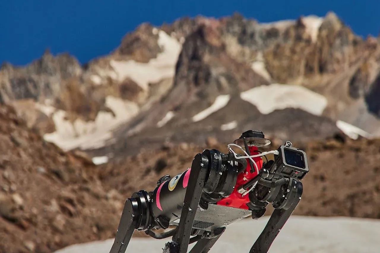 El Proyecto LASSIE busca enseñar a esos robots a adaptarse a terrenos cambiantes y colaborar con humanos en la exploración planetaria. Crédito: NASA