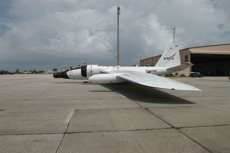 Uno de los aviones de gran altitud WB-57 de la NASA transportará un conjunto de cámaras a una altitud de hasta 15.000 metros (50.000 pies) para capturar imágenes de la corona solar durante el eclipse solar total del 12 de agosto. NASA