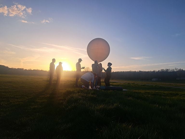 Un equipo de estudiantes de la Universidad de Kentucky se prepara para lanzar un globo aerostático el 8 de abril de 2024 desde Bloomington, Indiana, con el fin de hacer mediciones atmosféricas durante la campaña del Proyecto Nacional de Globos Aerostáticos para Eclipses de 2024. Sean Bailey (Universidad de Kentucky)