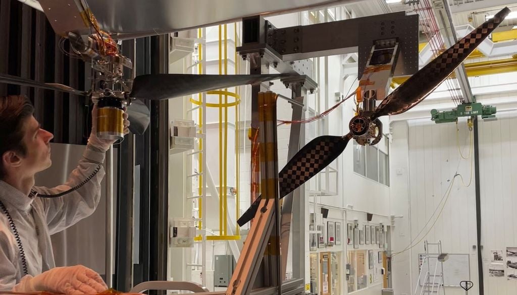 El ingeniero Jaakko Karras inspecciona una pala de helicóptero marciano antes de pruebas supersónicas en JPL en noviembre de 2025. Crédito: NASA.