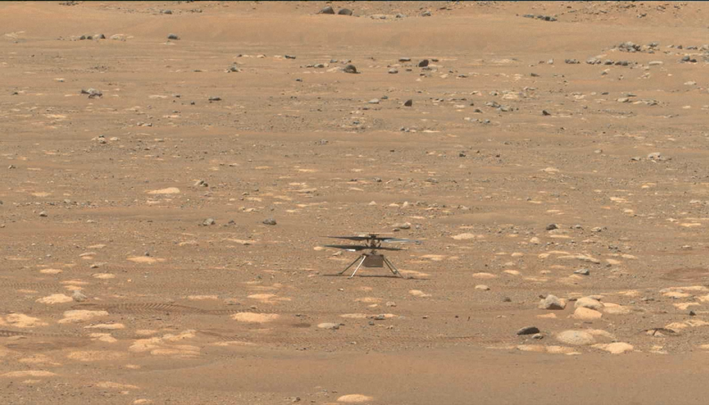 El helicóptero marciano Ingenuity realiza una prueba lenta de giro de sus palas en abril de 2021, días antes de su primer vuelo histórico en Marte. Crédito: NASA/JPL-Caltech/ASU/MSSS.