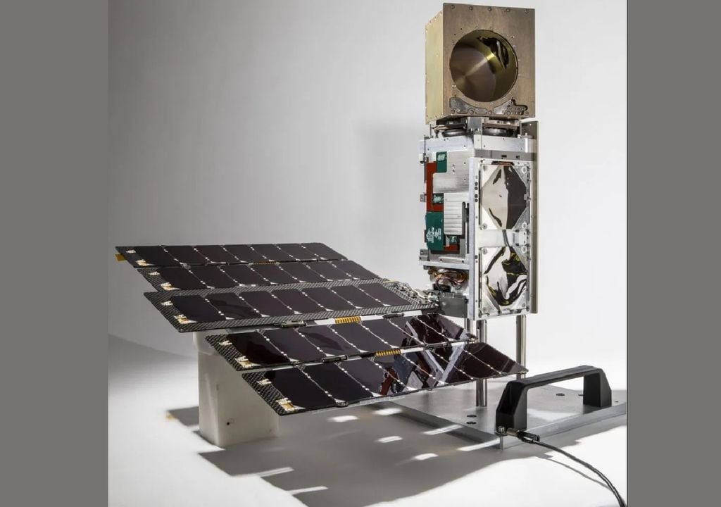 Uno de los satélites TROPIC de la NASA, visto en configuración de vuelo antes del lanzamiento. Crédito: Blue Canyon Technologies
