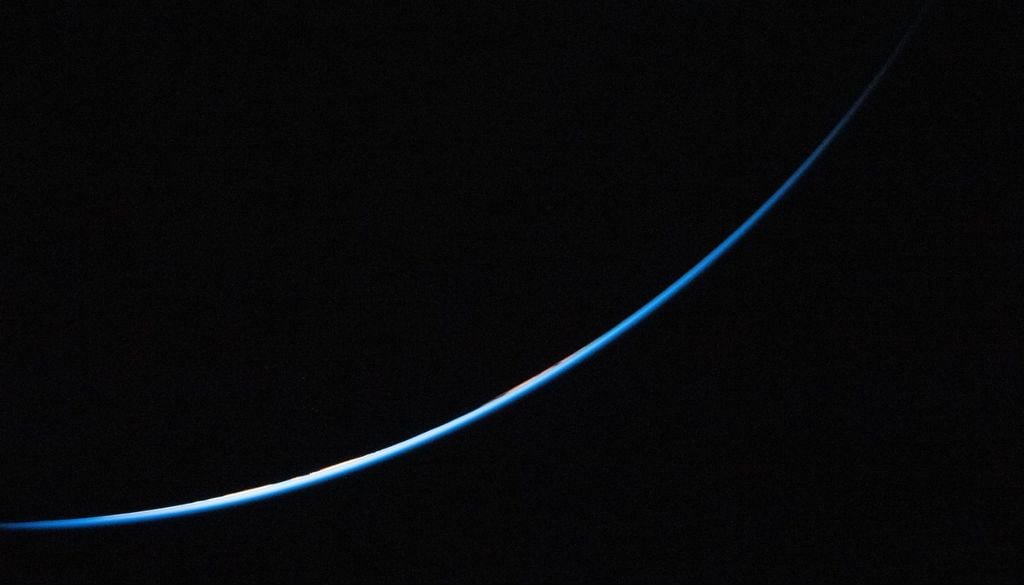 Una delle immagini più discusse riguarda la cosiddetta linea di sodio, un sottile arco luminoso di colore giallastro che avvolge l'atmosfera terrestre. Questa linea è prodotta dalla vaporizzazione dei meteoriti che colpendo i gas atmosferici, creano uno strato di atomi di sodio, immortalata dalle reflex degli astronauti grazie a foto con lunga esposizione. Credits: NASA/JSC