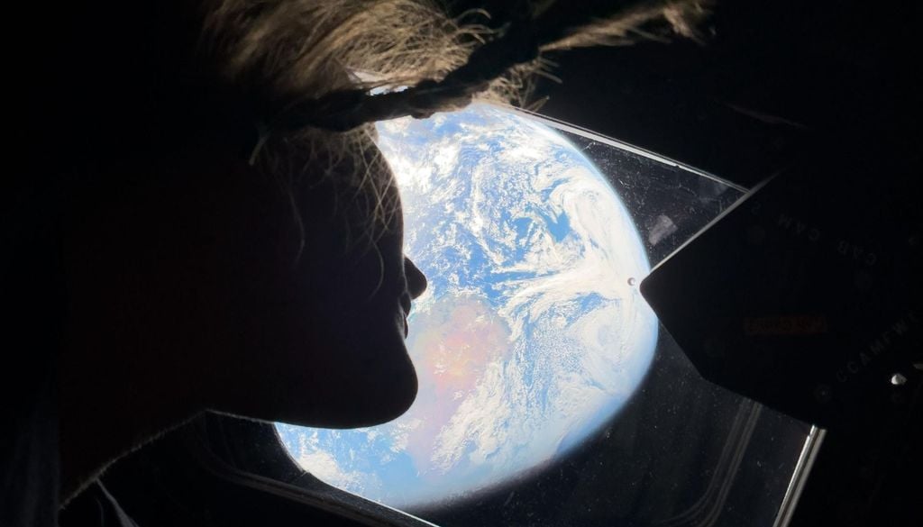 Oltre agli scatti di millimetrica precisione, troviamo momenti rubati, sequenze di foto che mostrano il movimento dei corpi in assenza di gravità e i dettagli della vita quotidiana all'interno della Orion. Qui vediamo l'astronauta Christina Koch mentre osserva l'immagine della Terra che si allontana nel buio dello spazio. Credits: NASA/JSC