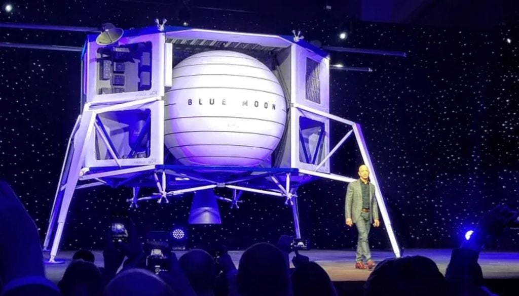 NASA Luna Artemis Starship Blue Origin El fundador de Blue Origin, Jeff Bezos, presentó una maqueta del módulo lunar Blue Moon el 9 de mayo de 2019. Crédito: Space.com