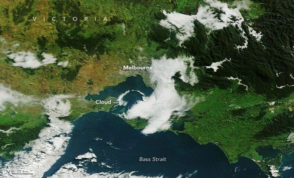 La curiosa formación nubosa en forma de arco captada por el satélite Terra de la NASA