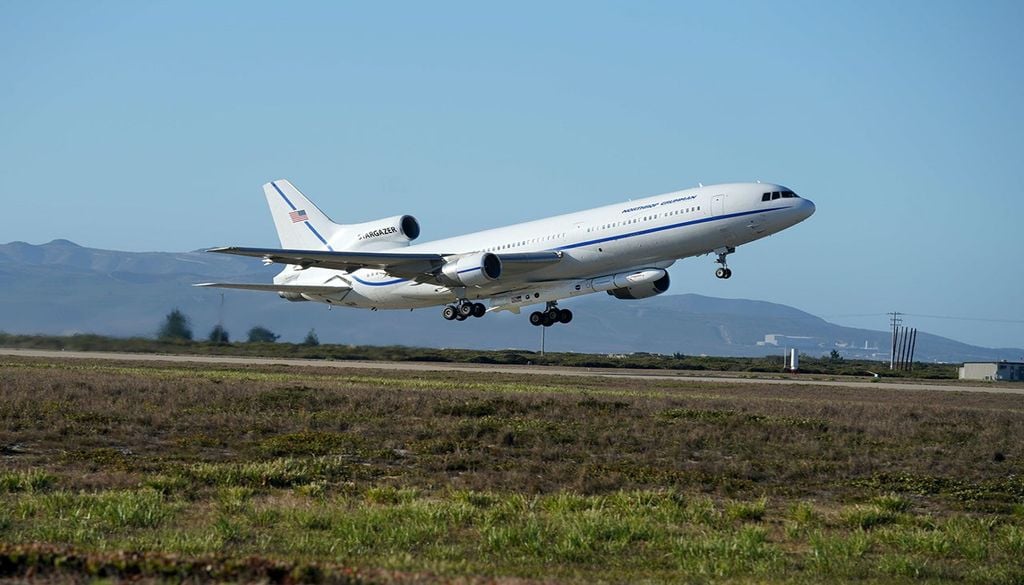 Rocket Lo Stargazer di Northrop Grumman, un velivolo L-1011 modificato, decolla dalla base aerea di Vandenberg, in California. Il razzo Pegasus XL dell'azienda, trasportato sotto il velivolo come mostrato nell'immagine, lancerà il veicolo spaziale LINK di Katalyst. Credit: Northrop Grumman