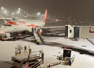 La neige s'invite à Londres : le trafic aérien fortement perturbé !