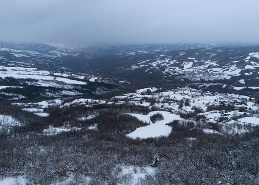La neve ricopre l'Italia centrale, dalla Romagna alle Marche: imbiancata Rimini, scuole chiuse e disagi: foto e video