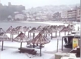 La neve imbianca le spiagge dell'Adriatico in Montenegro, fitte nevicate anche in Italia e nel resto dei Balcani