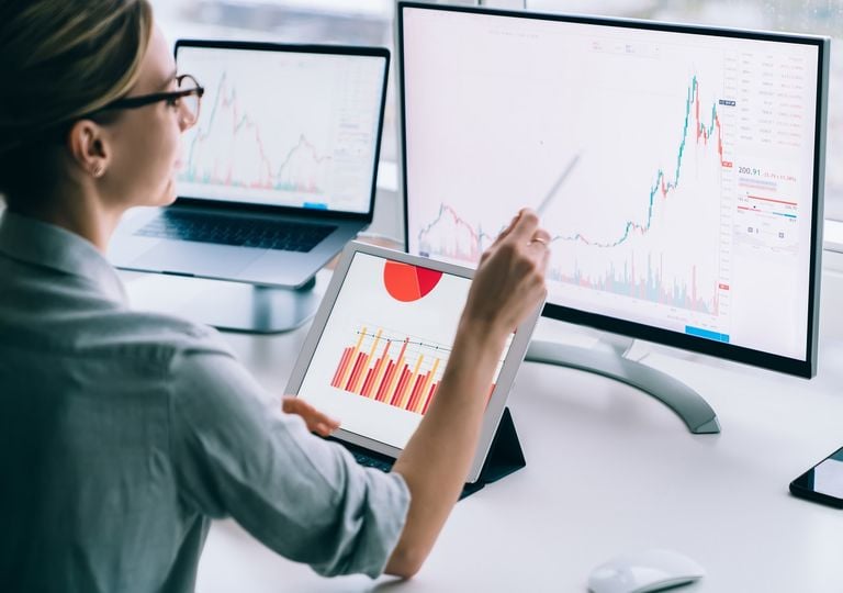 Mujer analizando datos en un computador Mujer analizando datos en un computador