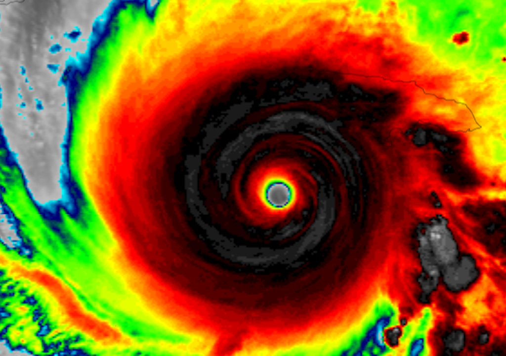 El huracán Melissa, es uno de los huracanes más poderosos que ha recorrido el Atlántico hasta llegar al Caribe, fue el 28 de octubre de 2025 cuando azotó Jamaica, con vientos sostenidos que alcanzaron los 298 km/h y una presión central de 892 hPa. Crédito de la imagen: CSU/CIRA y NOAA.