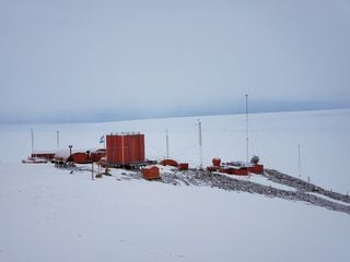 La noche polar cubre la estación científica de Belgrano II: no verá el sol en 4 meses