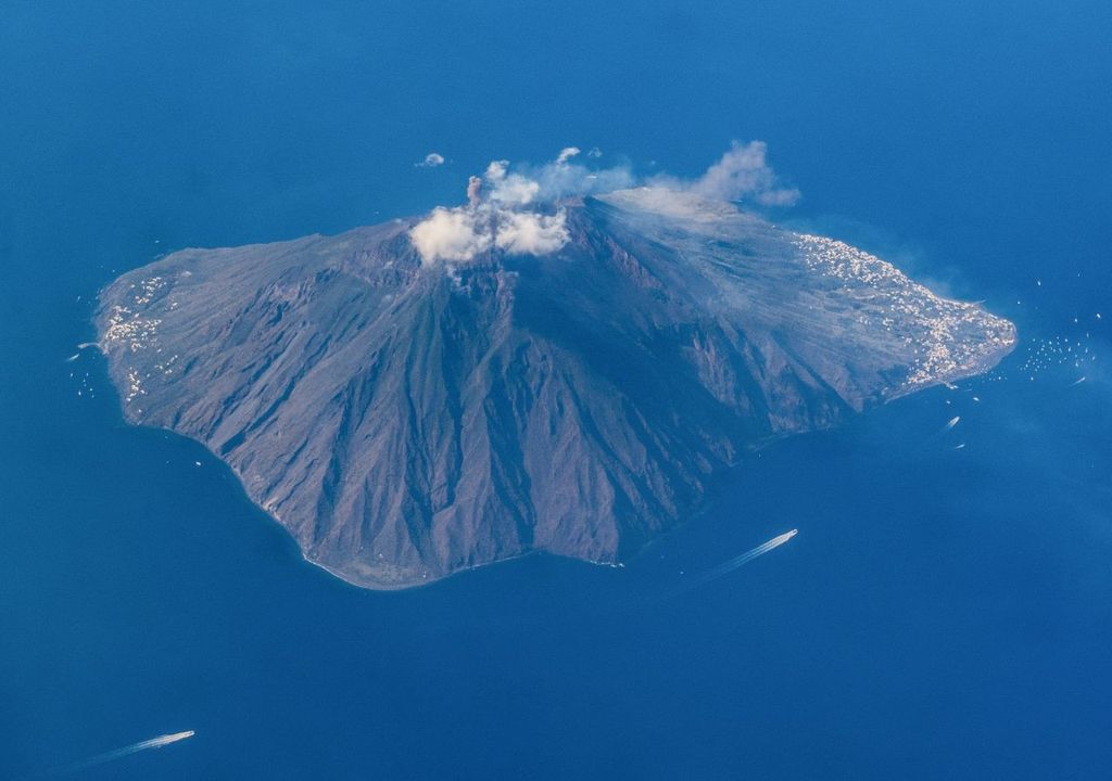 Isola di Stromboli osservata dall'alto. Isola di Stromboli osservata dall'alto.