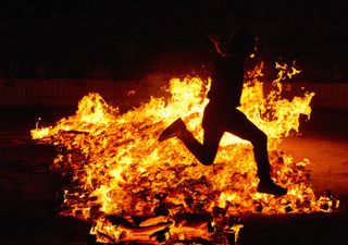 La notte di San Giovanni in Italia: erbe, rituali e significati di una tradizione che profuma d’estate 