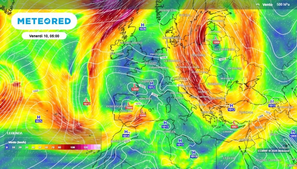 Una struttura di alta pressione molto robusta, tra il bacino del Mediterraneo occidentale e l'Europa occidentale, agisce con una vera e propria barriera al flusso zonale atlantico. In questo modo, le perturbazioni sono costrette a scorrere a latitudini decisamente elevate. Contemporaneamente aria molto calda di matrice nordafricana tende a comprimersi e a riscaldarsi ulteriormente. ECMWF Meteored