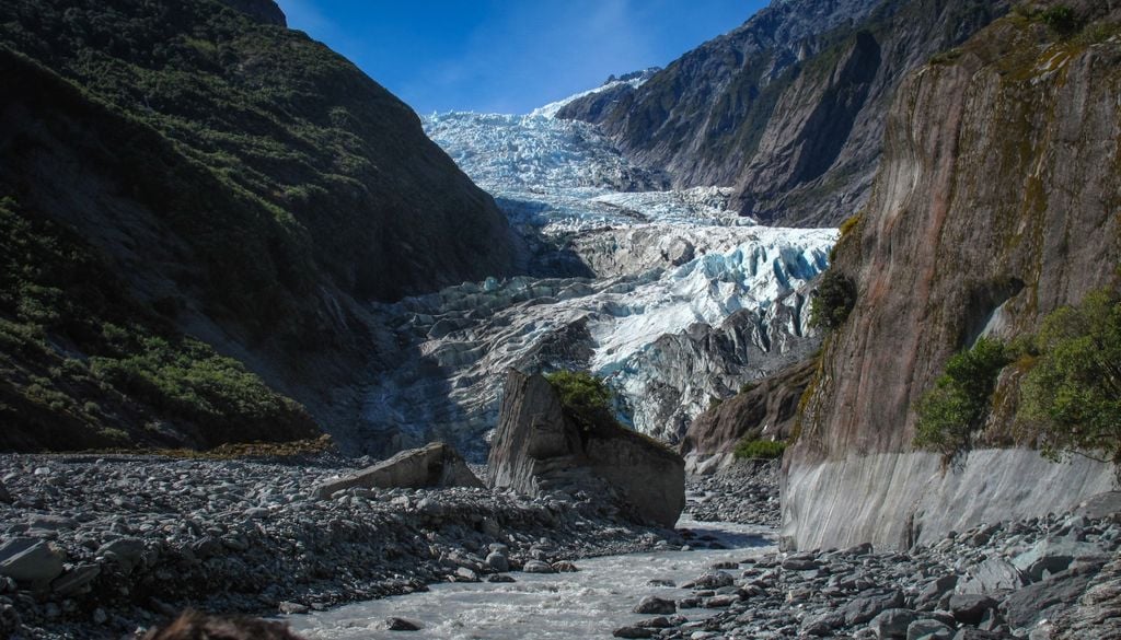 El retroceso de los glaciares andinos es una de las señales más visibles del calentamiento en Sudamérica. Según la OMM, su pérdida acelerada amenaza reservas de agua clave para ciudades, agricultura y generación hidroeléctrica en países como Chile, Perú y Bolivia.