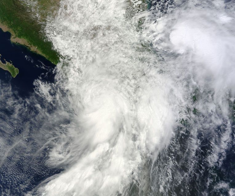 La Omm Retira Los Nombres De Ingrid Y Manuel Para Las Cuencas Del Atlántico Y Este Del Pacífico Norte Esta imagen del satélite MODIS de la NASA muestra a Manuel sobre el oeste de México e Ingrid sobre México del este el 15 de septiembre de 2013 (Crédito: NASA).