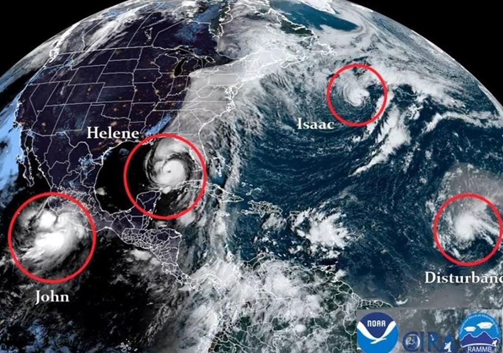 huracanes John y Helene GOES satélite