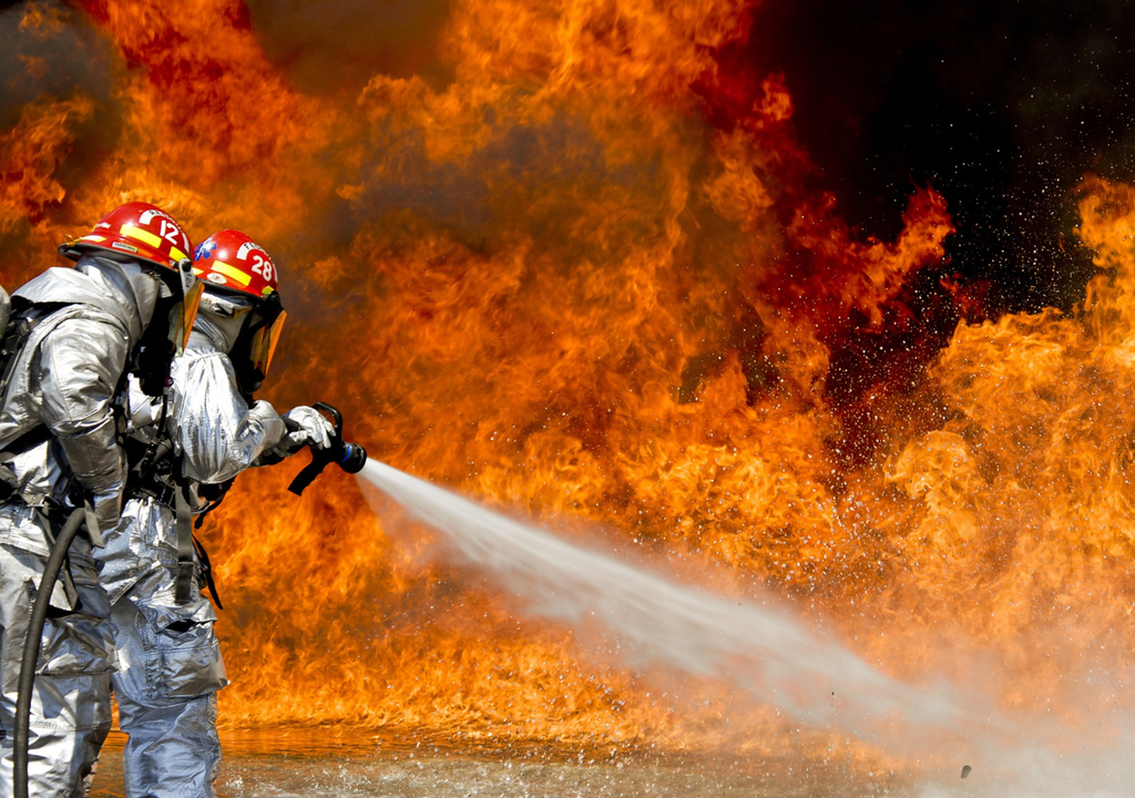 Bomberos apagando fuego Bomberos apagando fuego