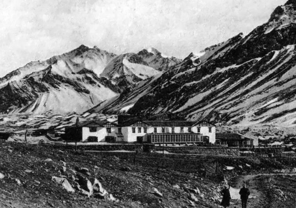 Hotel Termal de Puente del Inca A las 3 personas que murieron por el alud de 1965 en Puente del Inca se sumaron otras 43 víctimas fatales en Las Cuevas por otro alud. Foto: Gentileza Centro Cultural Argentino de Montaña