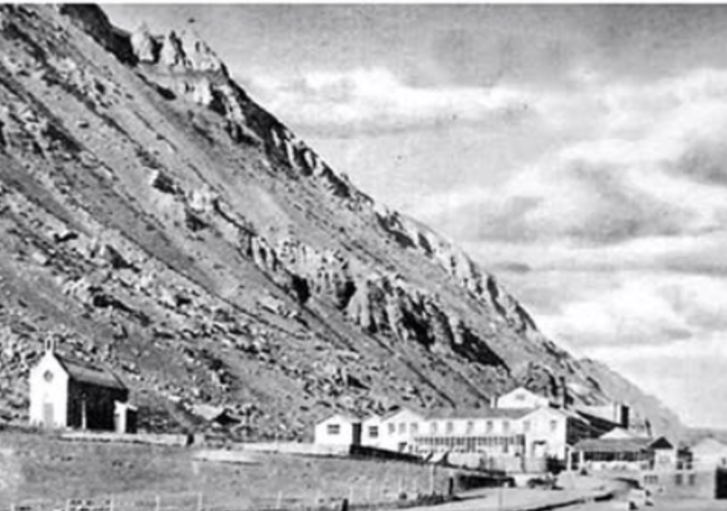 Alud en Puente del Inca En esta foto histórica y anterior a 1965 se puede ver todo el hotel. A su lado, en otro cuerpo, está la capilla. Foto: Museo Interactivo Audivisual de Mendoza