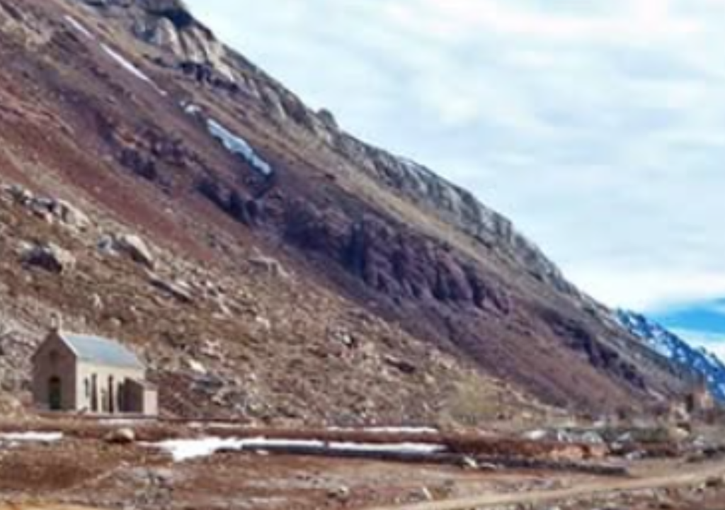 Alud en Puente del Inca Esta foto, posterior al alud, muestra como sólo quedó en pie la capilla que estaba al lado del hotel termal. Foto: Gentileza Museo Interactivo Audivisual de Mendoza