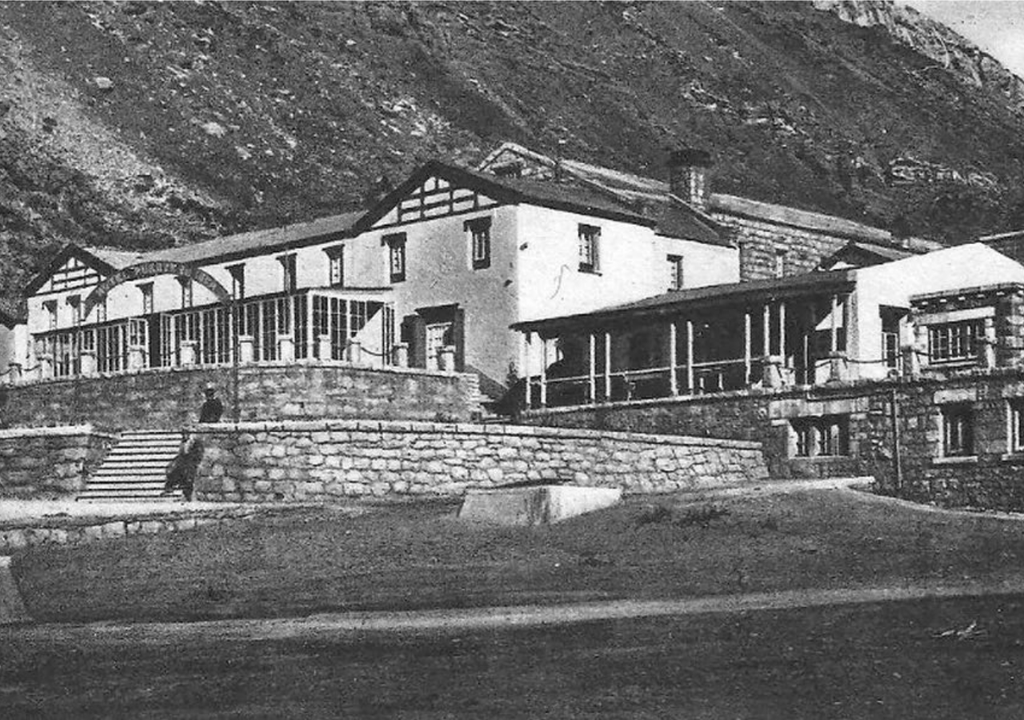 Hotel Termal Puente del Inca El Hotel Puente del Inca contaba con 70 habitaciones, capacidad para unos 140 huéspedes y acceso a aguas termales. Foto: Gentileza Centro Cultural Argentino de Montaña