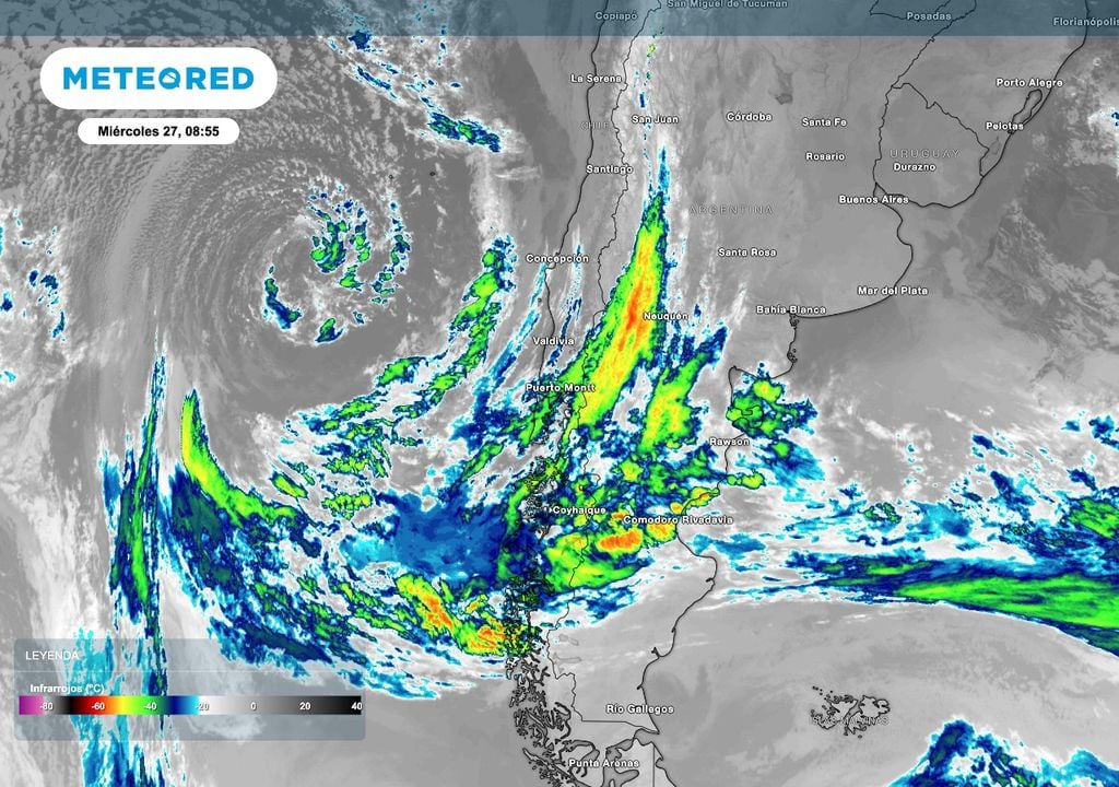 Imagen satelital Patagonia Las imágenes satelitales permiten distinguir un amplio bloqueo atmosférico sobre la región. Una profunda baja se mantiene frente a la costa chilena, pero un anticiclón ubicado sobre el océano Atlantico impida que pueda avanzar hacia el este. Si afecta a la Patagonia con su sistema frontal asociado que ayuda al desarrollo de nieblas, neblinas, y nubosidad baja.