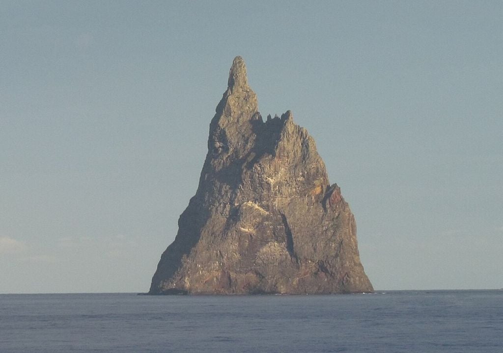 La Pyramide de Ball est un îlot inhabité situé dans l'océan Pacifique, reste de l'érosion d'un ancien volcan en bouclier qui s'est formé il y a 7 millions d'années.