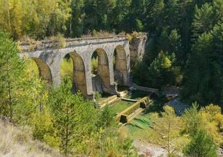 La piscina natural más bonita del Pirineo aragonés: pozas de agua cristalina bajo un acueducto romano