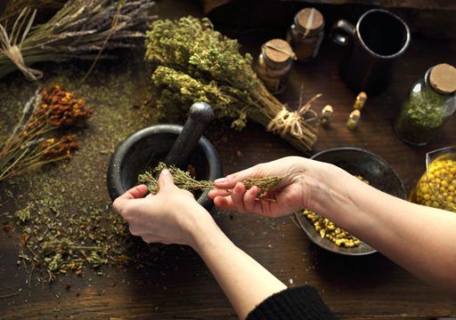 Die Pflanze, die Ihnen hilft, besser zu schlafen, Magenschmerzen lindert und Hautentzündungen reduziert.