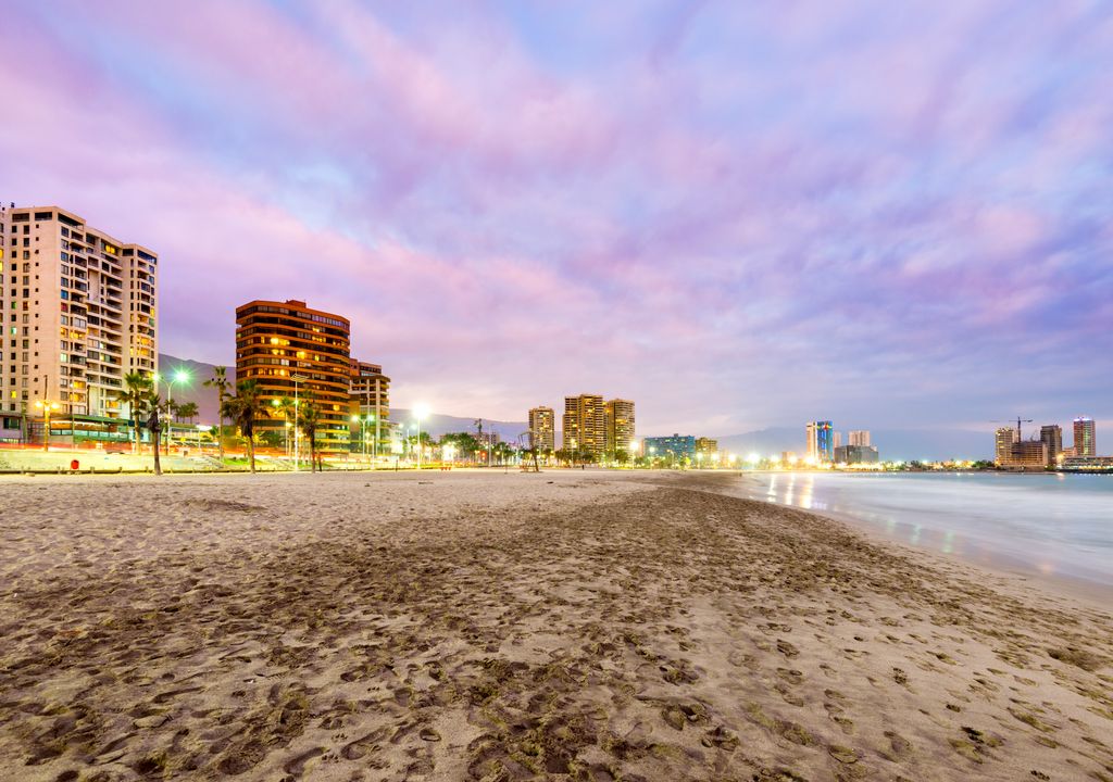 Playa Cavancha, balneario de la Región de Tarapacá.