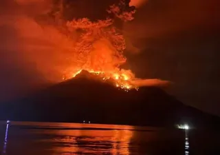 La potente esplosione del vulcano Ruang sorprende gli scienziati, avrà un impatto planetario come l'eruzione di Tonga?