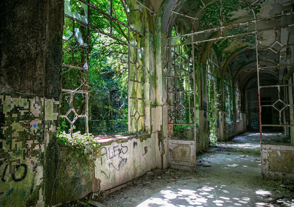 Case abbandonate - Italia Uno dei corridoi dell'ospedale psichiatrico dismesso di Mombello