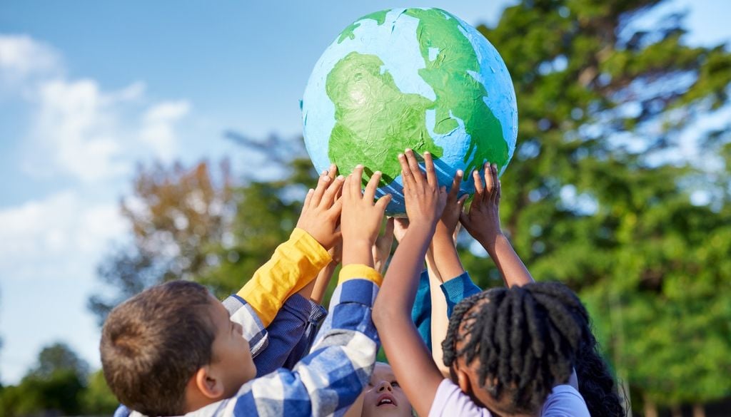 Población mundial planeta Tierra Una población menor, combinada con un consumo más moderado, podría aliviar la presión sobre los recursos naturales.