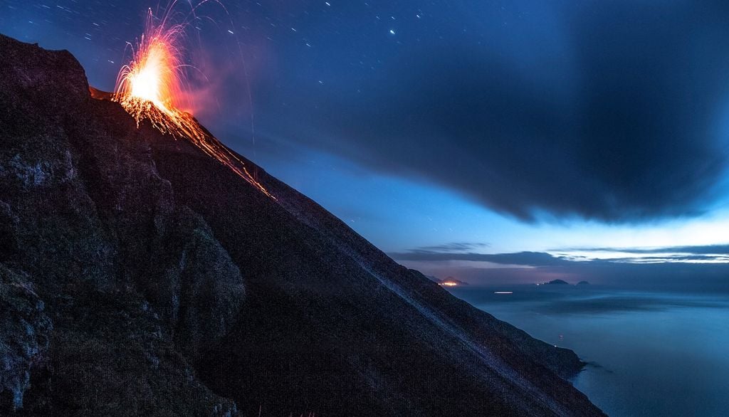 Lo Stromboli, definito dai Greci il "Faro del Mediterraneo" è noto per le sue continue eruzioni che hanno dato il nome al tipo di attività definito "stromboliana".