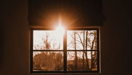La radiaci&oacute;n UV tambi&eacute;n entra a tu casa: por qu&eacute; debes proteger tu piel incluso bajo techo