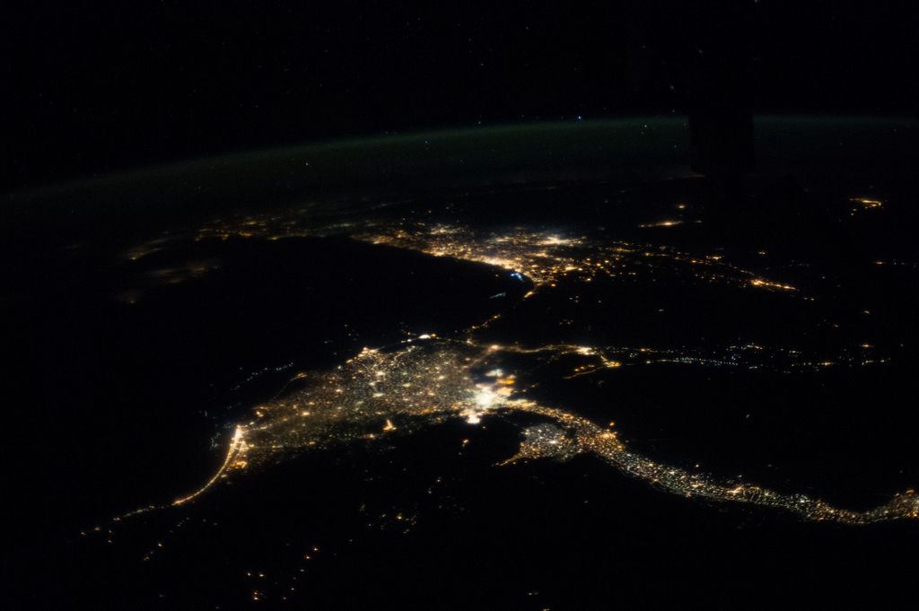 La Ram Te Pone A Prueba: De Qué Zona Se Trata Imagen tomada desde la estación espacial internacional, ISS, durante la noche cunado posaba por una zona iluminada y muy poblada en algunas áreas. ¿Qué ciudades ves en la escena? y ¿de qué región?ESA-ISS