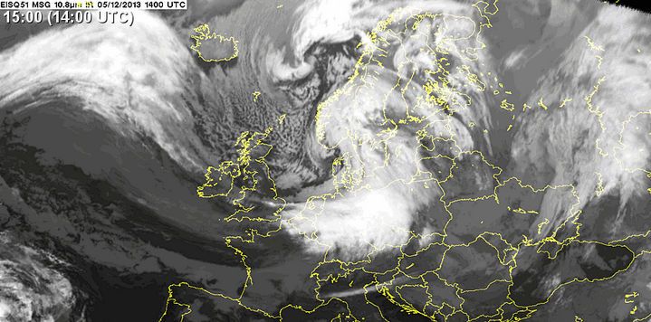Imagen realzada RGB del Meteosat-10 de las 11 UTCDetallesImágenes en detalle de horas posteriores  de los dos sistemas depresionarios, "Xaver", arriba en imagen IR; "Sin nombre" abajo realzado.Como complemento, se presentan los diagramas de fase de Xaver y “Sin nombre”: