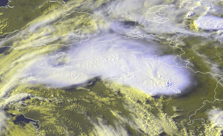 La Ram Te Pone A Prueba: ¿gota Fría Sobre Francia? Imagen radar mosaico de MeteoFrance, de la hora y fecha señalada, con los ecos de precipitación en niveles bajos.